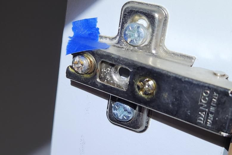 Principios de óxido en bisagra de mueble